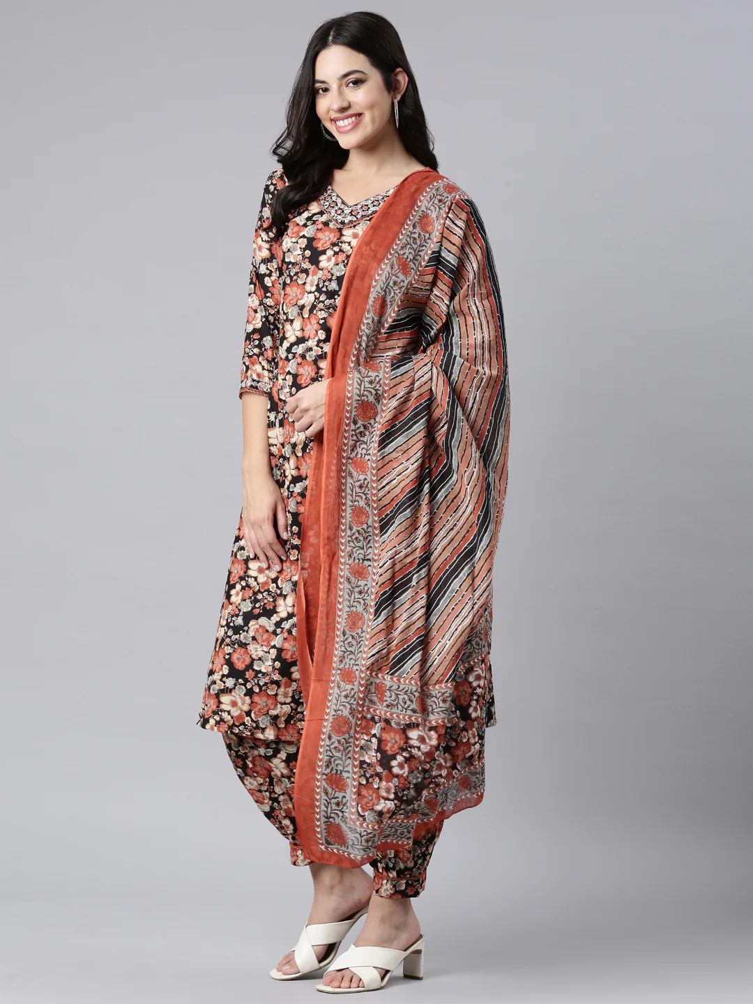 Neerus Black Regular Straight Floral Kurta And Salwar With Dupatta - Image 5