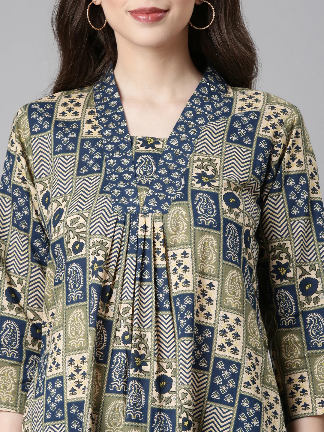 Neerus Green Printed Straight Kurta and Trousers - Image 4
