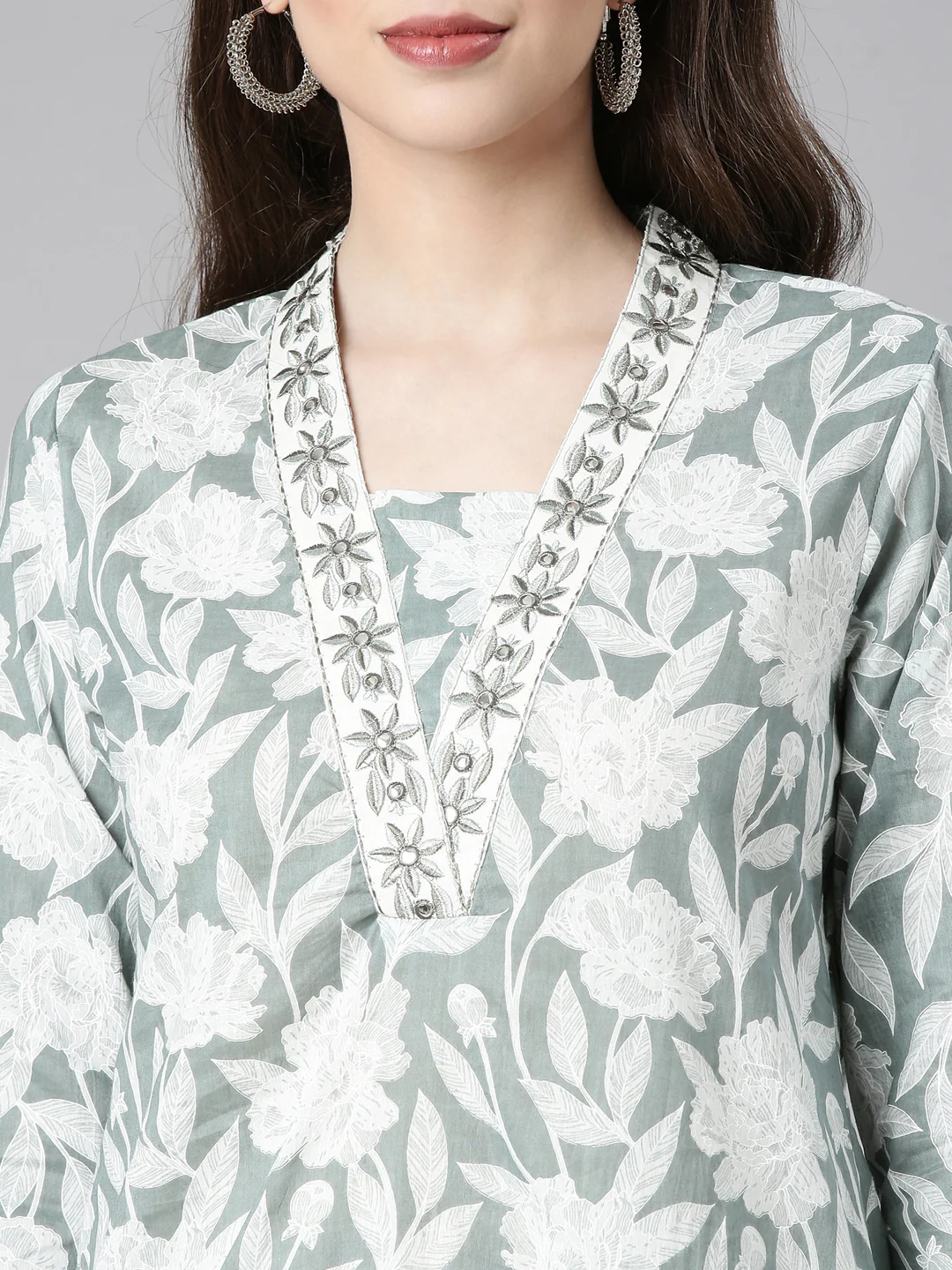 Neerus Green Printed Straight Kurta and Trousers With Dupatta - Image 4