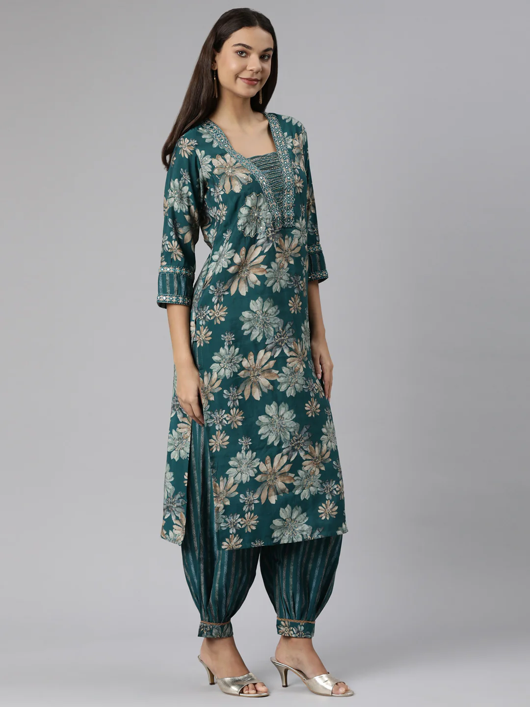 Neerus Green Regular Straight Floral Kurta And Salwar With Dupatta - Image 2