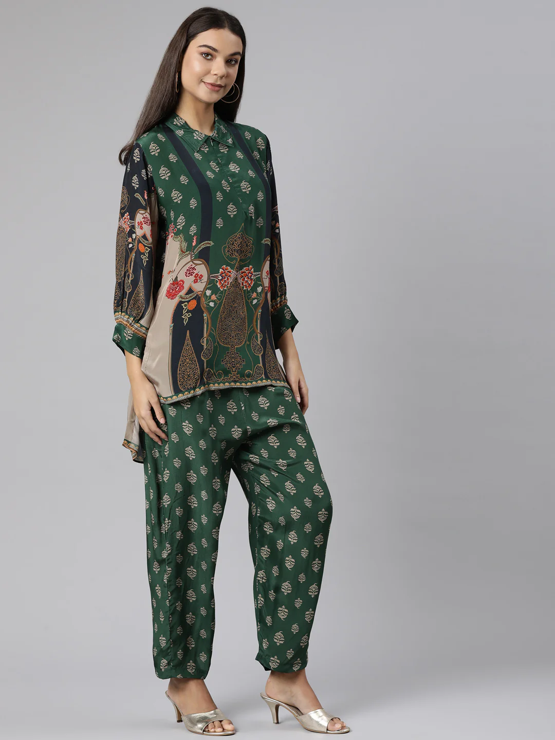 Neerus Green Regular Straight Floral Kurta And Trousers - Image 2