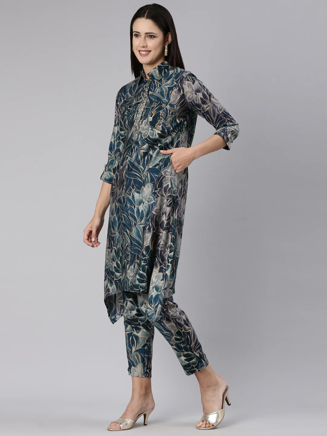Neerus Green Regular Straight Printed Kurta And Trousers - Image 2