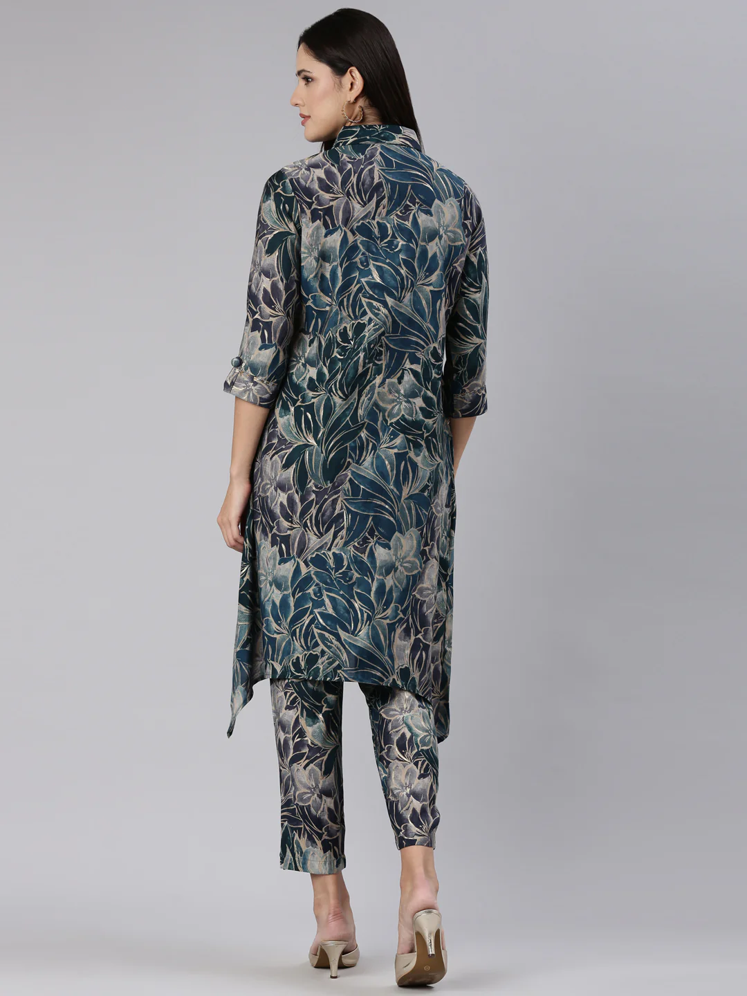 Neerus Green Regular Straight Printed Kurta And Trousers - Image 3