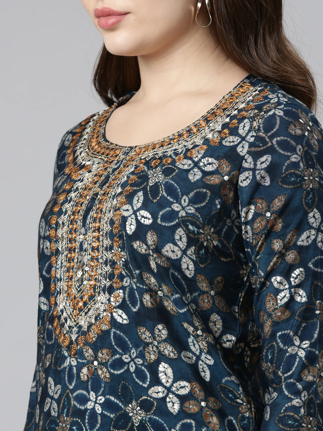Neerus Green Regular Straight Printed Kurta And Trousers With Dupatta - Image 4