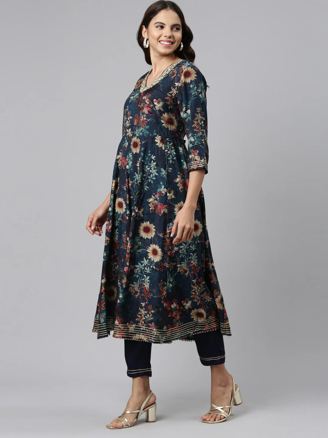 Neerus Green Regular Straight Printed Kurta And Trousers With Dupatta - Image 2