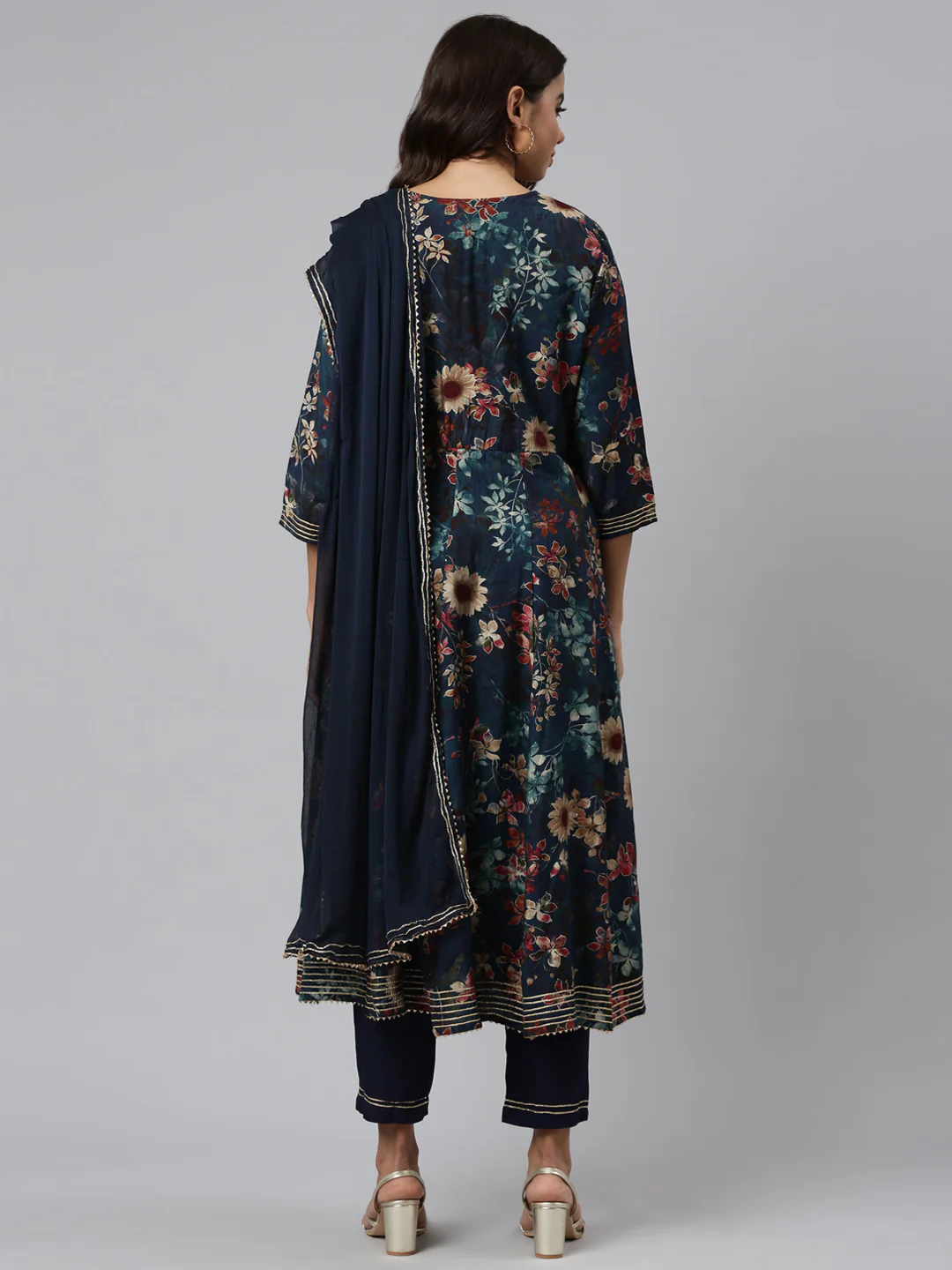 Neerus Green Regular Straight Printed Kurta And Trousers With Dupatta - Image 3