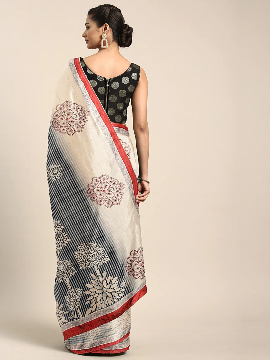 Neerus Grey Printed Saree With Blouse - Image 2