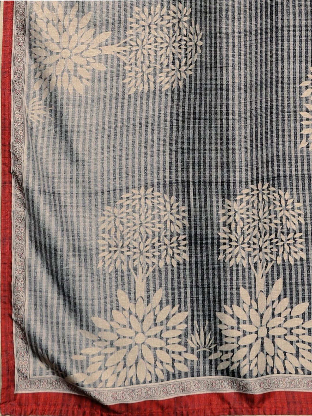 Neerus Grey Printed Saree With Blouse - Image 4