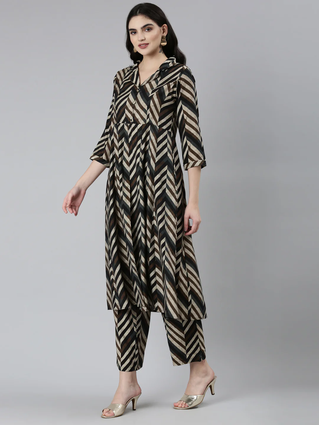 Neerus Grey Regular Straight Chevron Kurta Sets And Trousers - Image 2