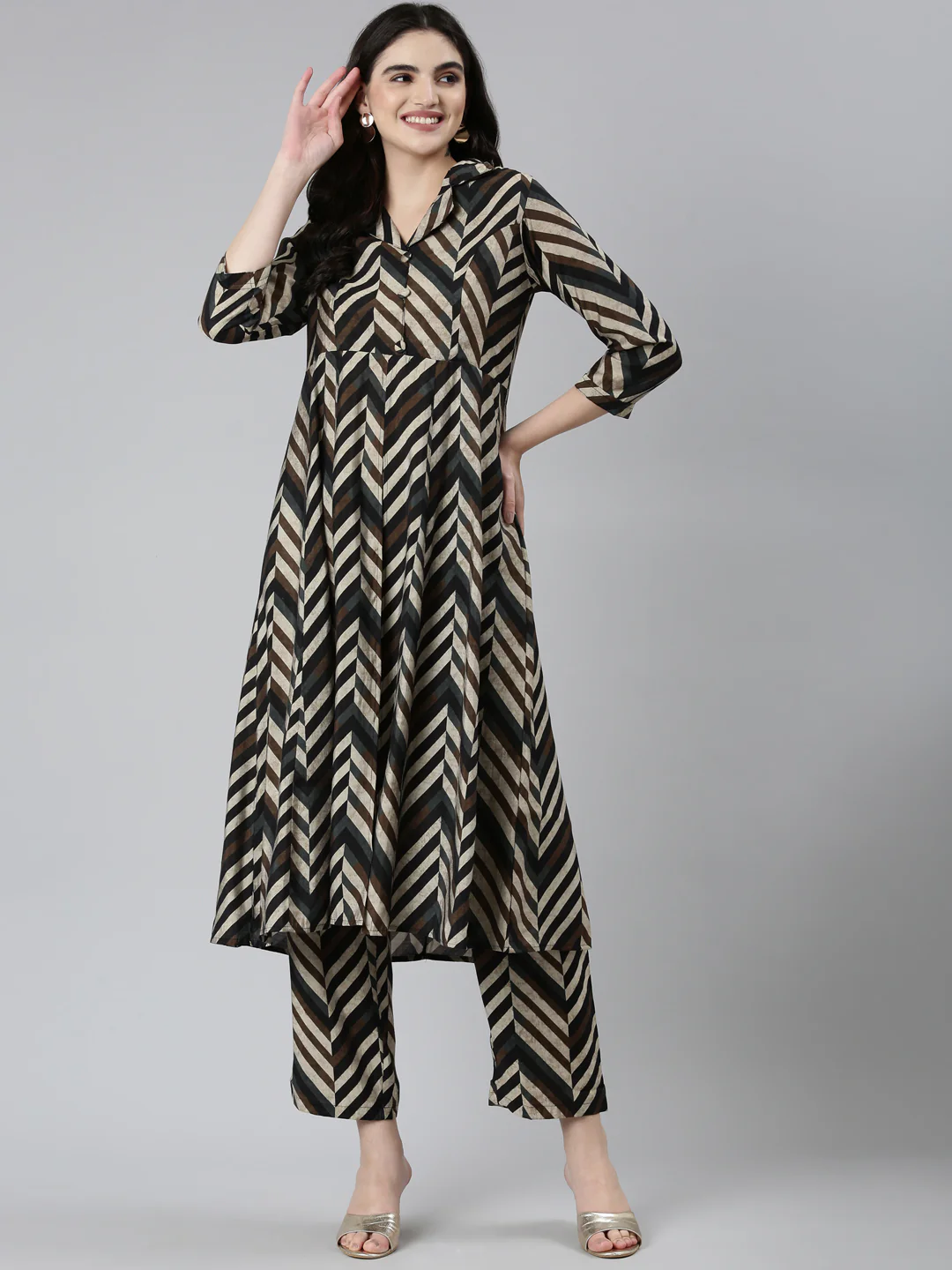 Neerus Grey Regular Straight Chevron Kurta Sets And Trousers - Image 5