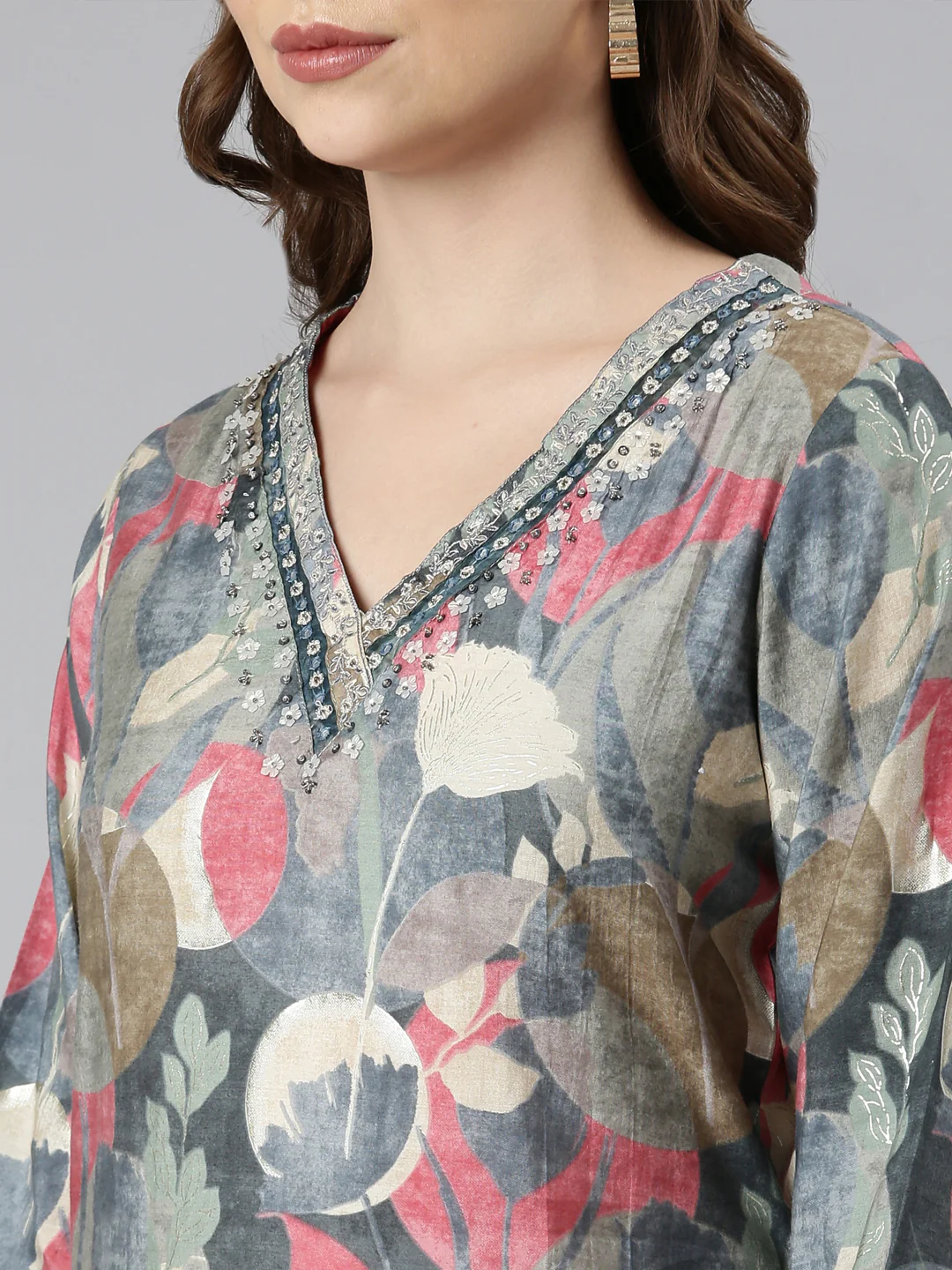 Neerus Grey Regular Straight Floral Kurta And  Trousers With Dupatta - Image 4