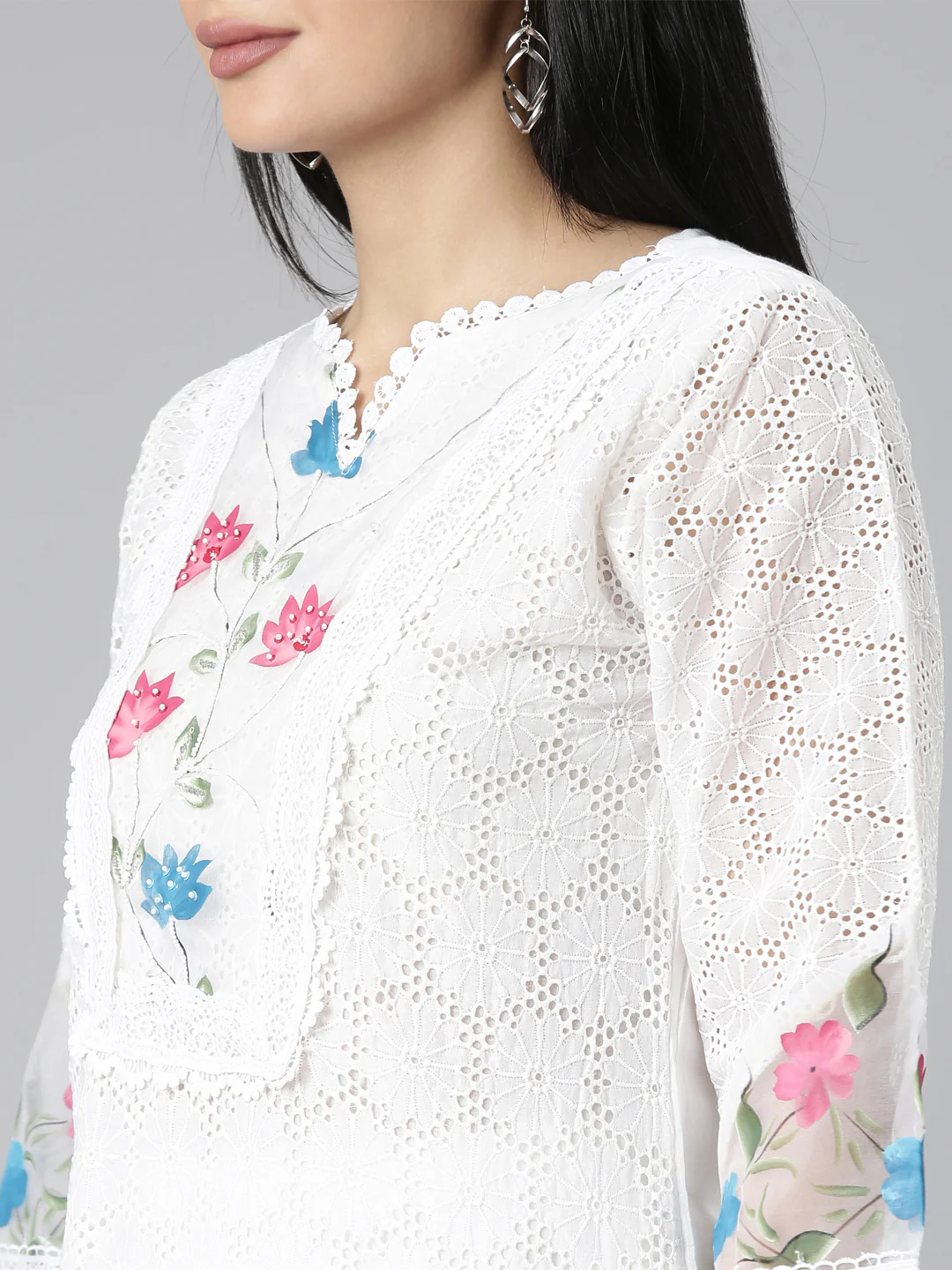 Neerus Off White Regular Scalloped Solid Kurta and Trousers With Dupatta - Image 4