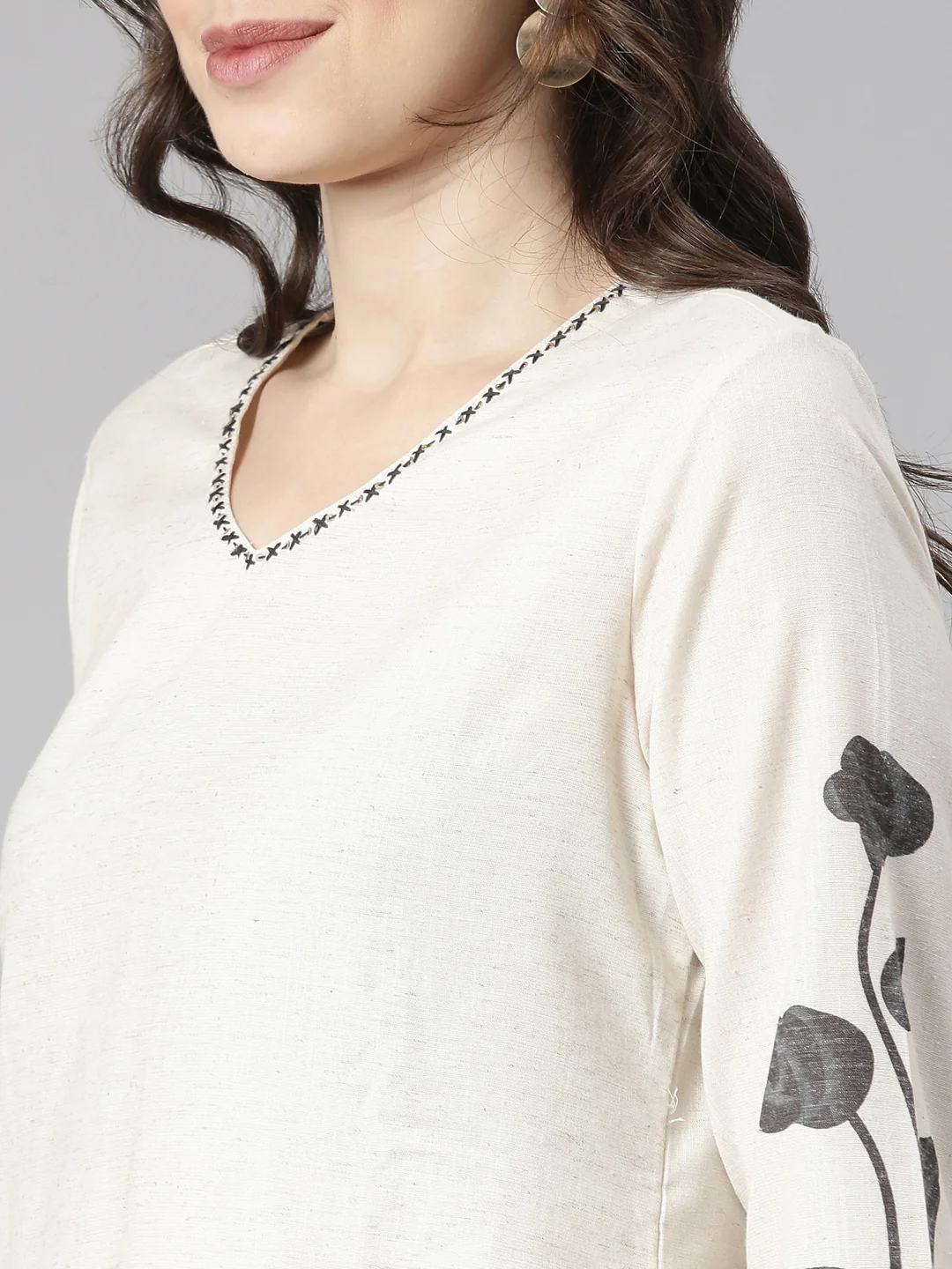 Neerus Off White Solid Straight Kurta and Trousers With Dupatta - Image 4