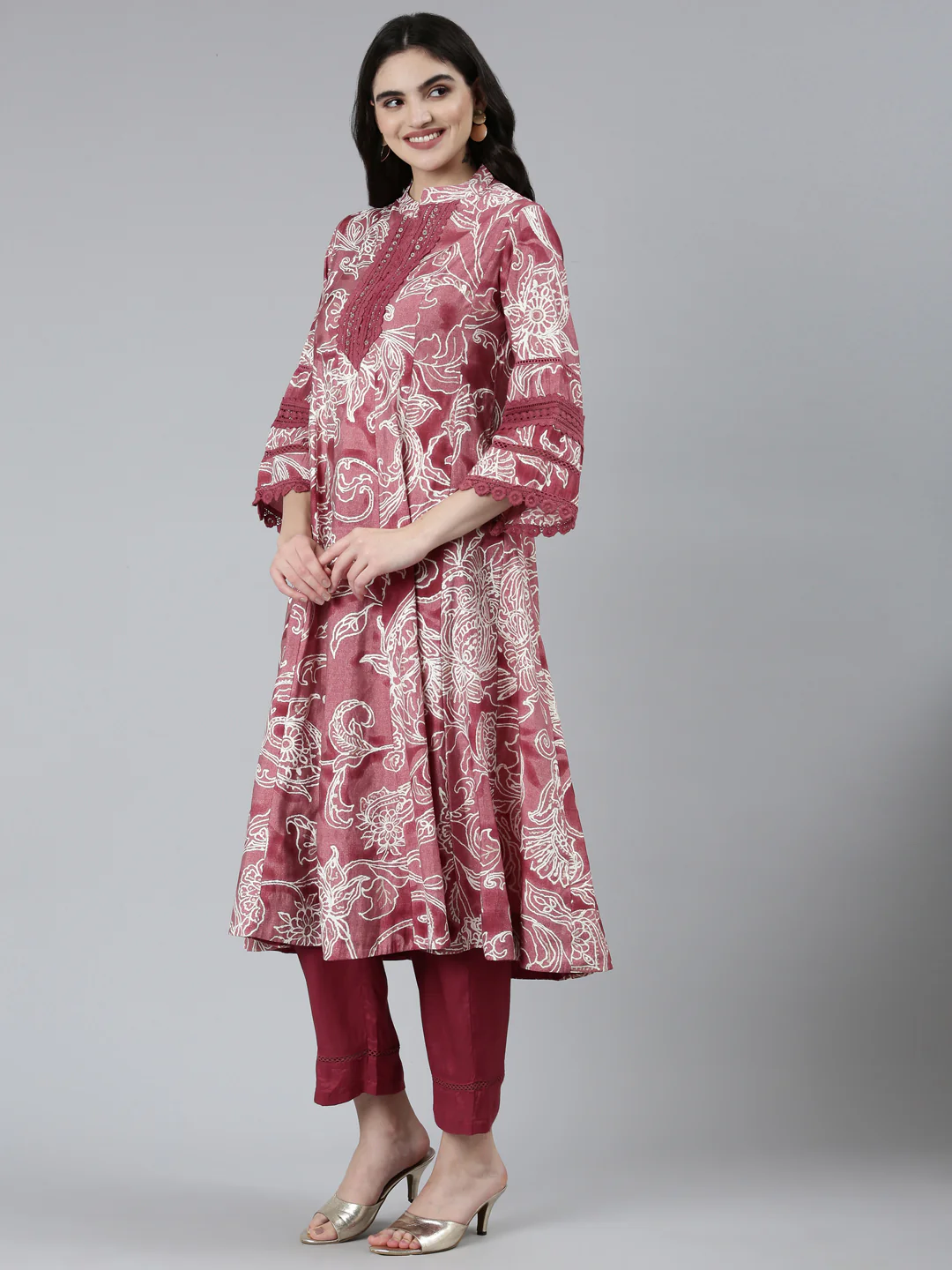 Neerus Purple Regular Straight Floral Kurta Sets And Trousers With Dupatta - Image 2