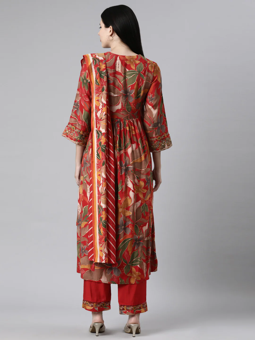 Neerus Red Casual Floral Anarkali Kurta and Trousers With Dupatta - Image 4