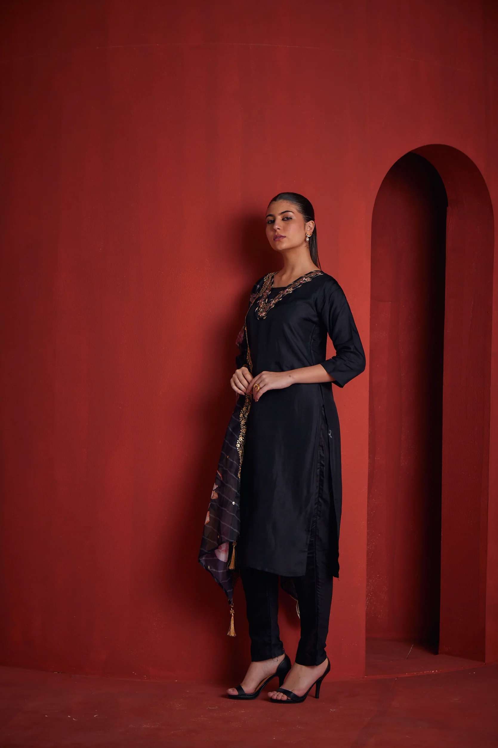 Neerus Women'S Black Regular Straight Solid Kurta Sets And Trousers With Floral Dupatta - Image 4